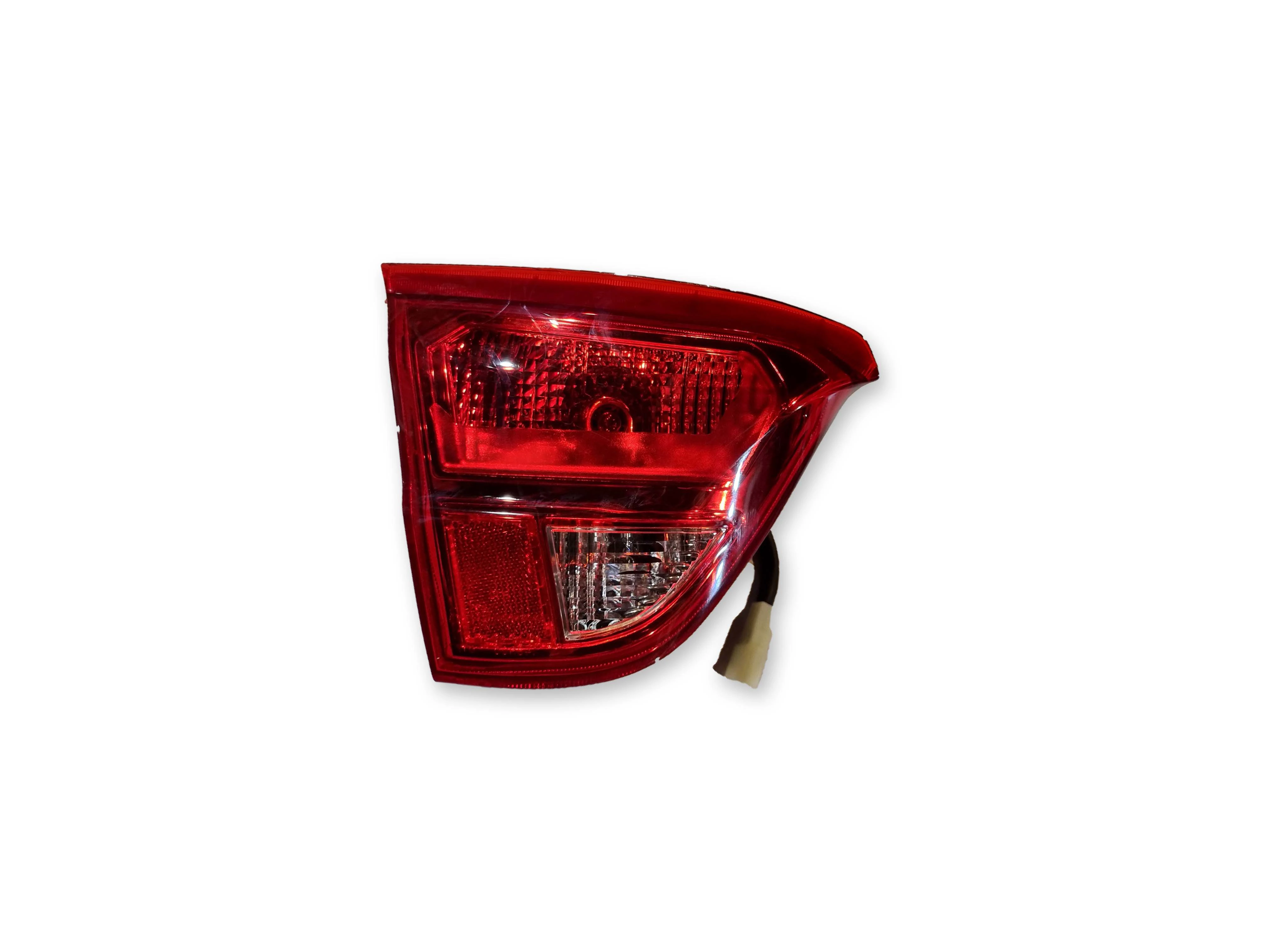 چراغ خطر عقب کوئیک روی صندوق چپ فن آوران پرتو الوند