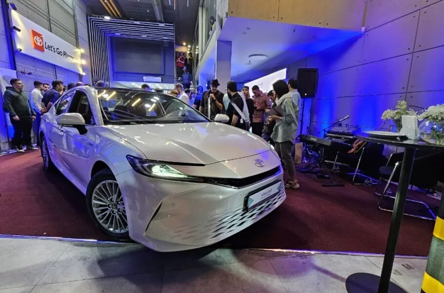 اتوخسروانی با عرضه تویوتا کمری هیبرید وارد بازار خودروهای وارداتی شد | صحت بخش