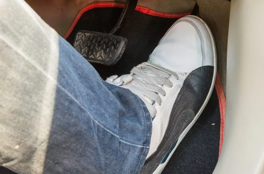 هفت علت گازنخوردن ماشین در شرایط مختلف + روش‌های حل مشکل | صحت بخش