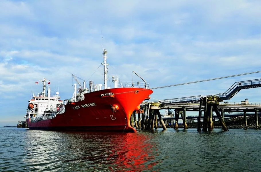 مجلس مجوز واردات بنزین را به دولت اعطا کرد | صحت بخش