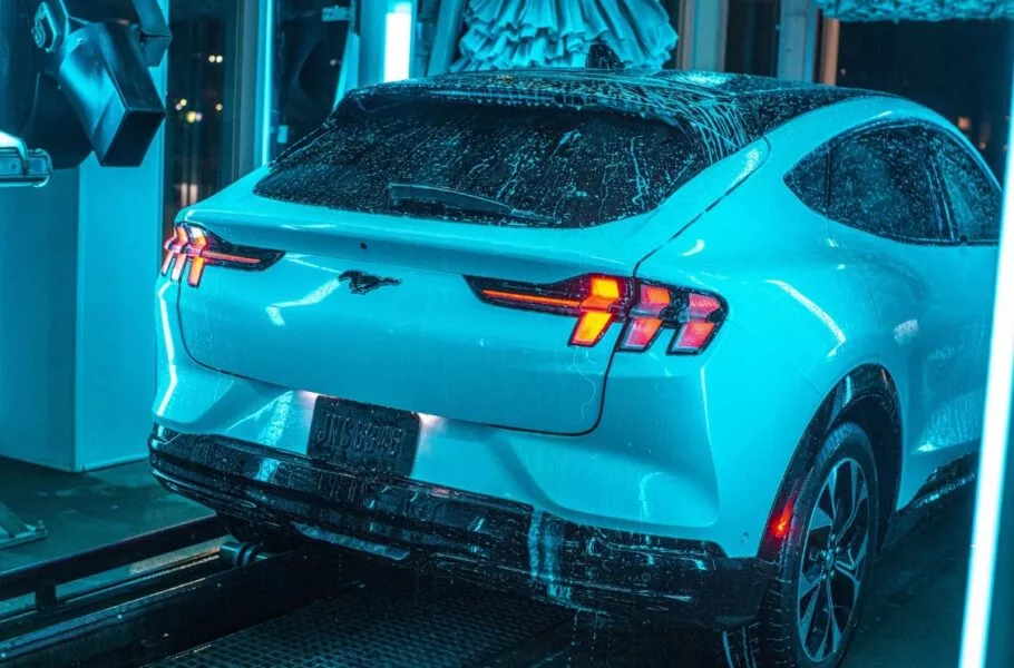 روش‌هایی برای شستشوی خودرو با صرفه‌جویی در مصرف آب | صحت بخش