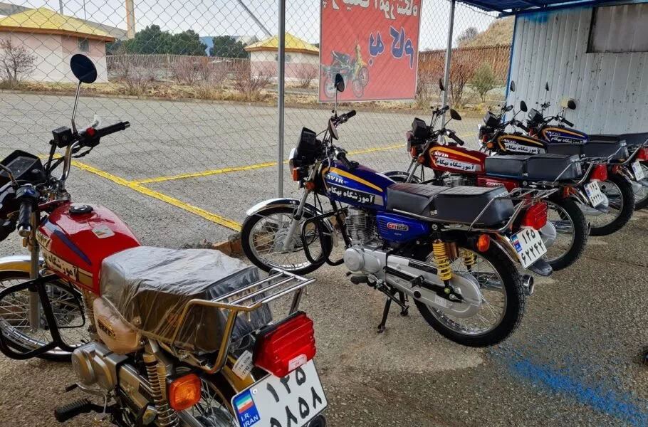 حداقل سن دریافت گواهینامه موتورسیکلت کاهش یافت | صحت بخش