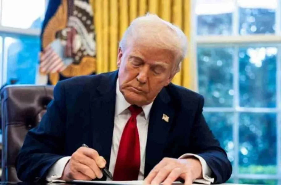 ترامپ اعمال تعرفه 25 درصدی بر خودروهای وارداتی را اعلام کرد | صحت بخش