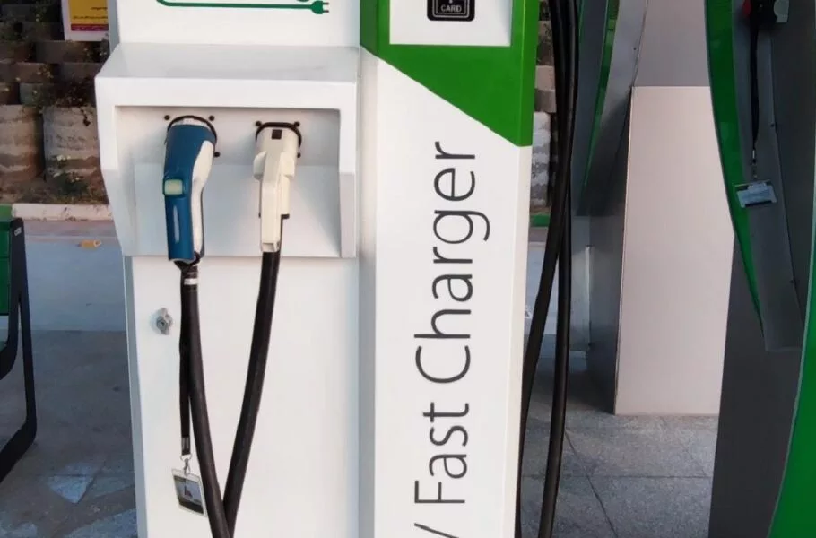 پمپ بنزین‌ها به نصب ایستگاه شارژ خودروهای برقی ملزم شدند | صحت بخش