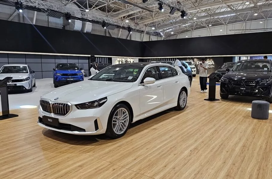 بی ام و 525Li به نمایشگاه خودرو شیراز 1404 آمد؛ جدیدترین نسل سری 5 در ایران | صحت بخش