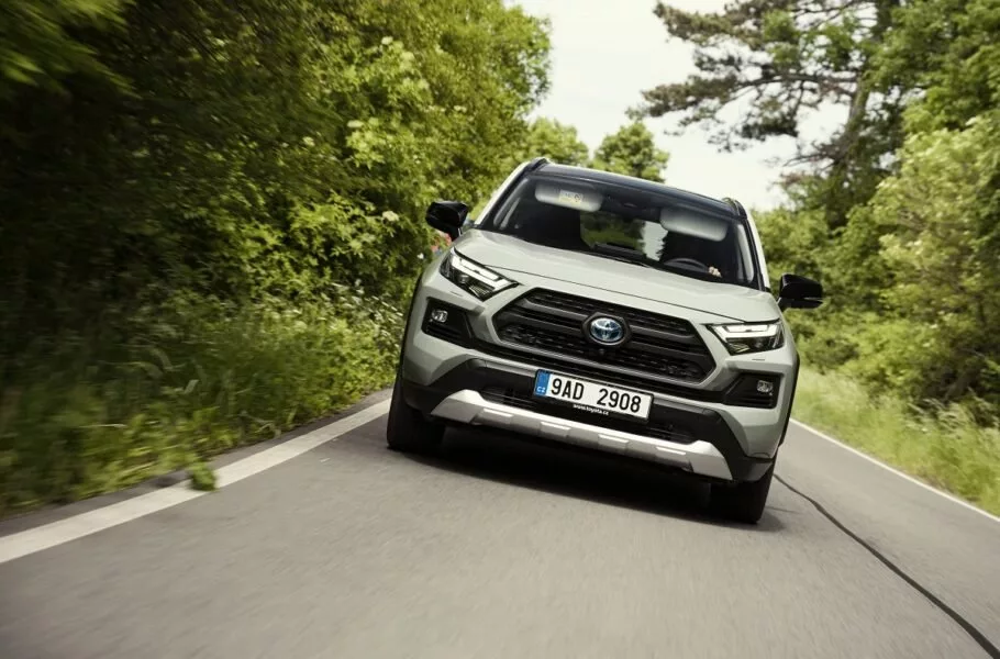 تویوتا راو 4 تک دیفرانسیل با نگین تندیس الماس به ایران می‌آید | صحت بخش