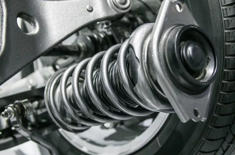 علائم و صدای خرابی کمک فنر + روش‌های نرم کردن آن | صحت بخش