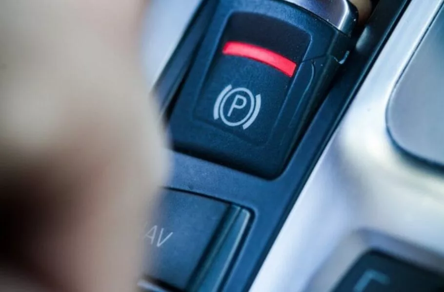 وقتی در سرعت بالا ترمز پارک برقی را بکشیم چه اتفاقی می‌افتد؟ | صحت بخش