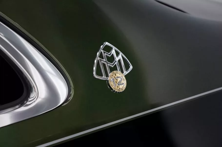 مرسدس میباخ S کلاس V12 ادیشن با بدنه دورنگ و نشان‌های طلای 24 عیار رونمایی شد | صحت بخش