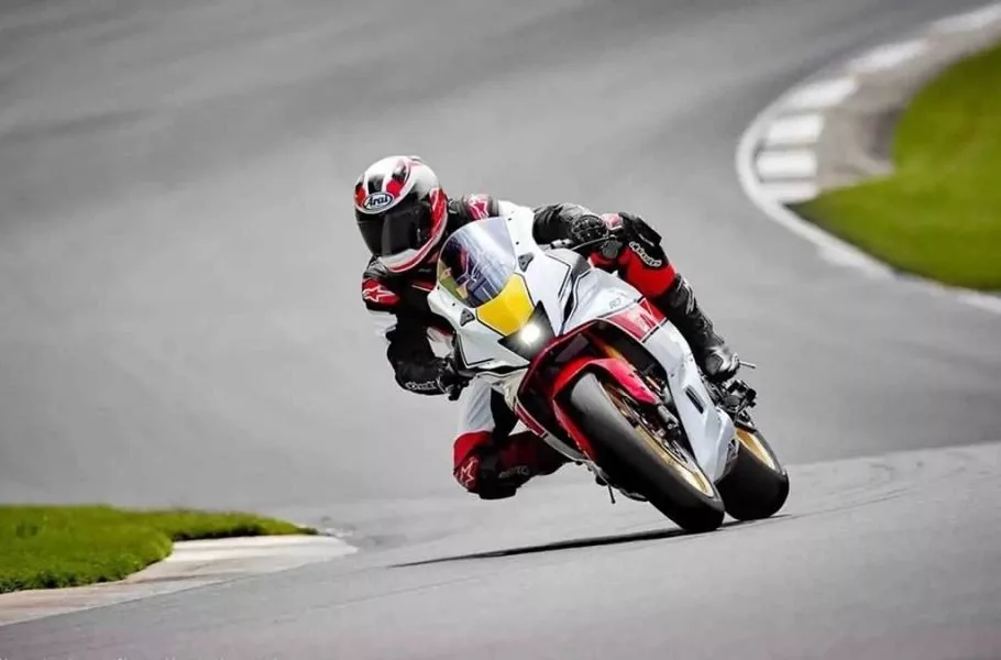 موتورسیکلت اسپرت یاماها R7 سرانجام ارتقا پیدا می‌کند